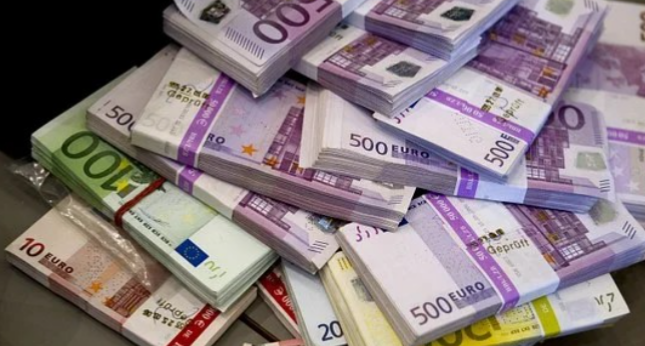 Evro oslabio prema dolaru